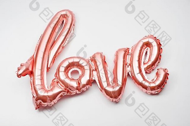 爱词粉红色的充气气球白色背景概念浪漫情人节一天爱玫瑰黄金箔气球