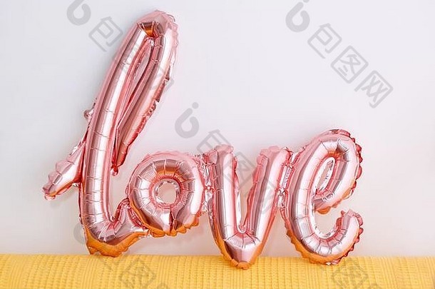 爱词粉红色的充气气球白色背景概念浪漫情人节一天爱玫瑰黄金箔气球