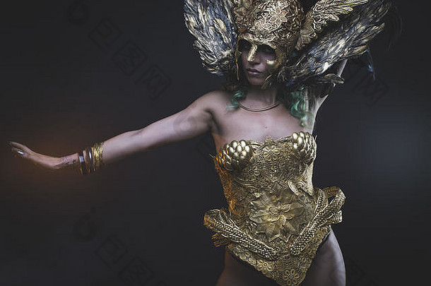 拉丁女人绿色头发黄金服装手工制作的繁荣幻想图像演讲