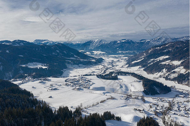 美丽的空中无人机全景山谷路村庄冷冬天一天