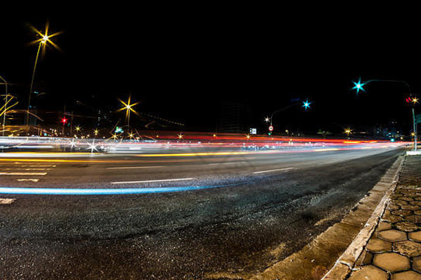 汽车灯小径城市晚上交通颜色长曝光图像