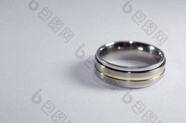 美丽的订婚环使金属白色背景