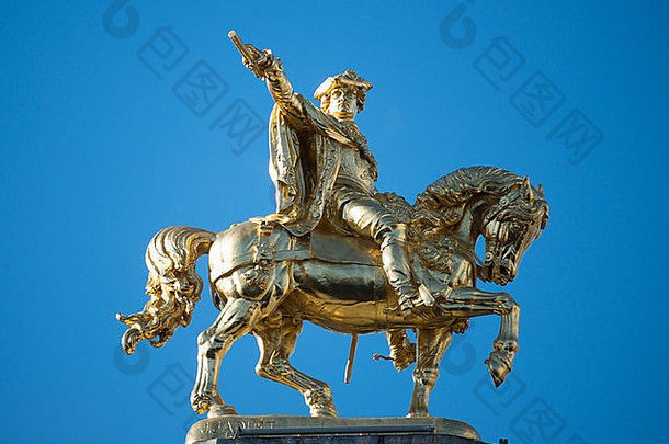 黄金马术雕像坐在两腿分开着华丽的建筑大的地方grand-place布鲁塞尔比利时