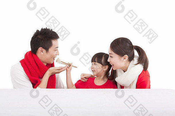 家庭口吃饺子庆祝春天节日