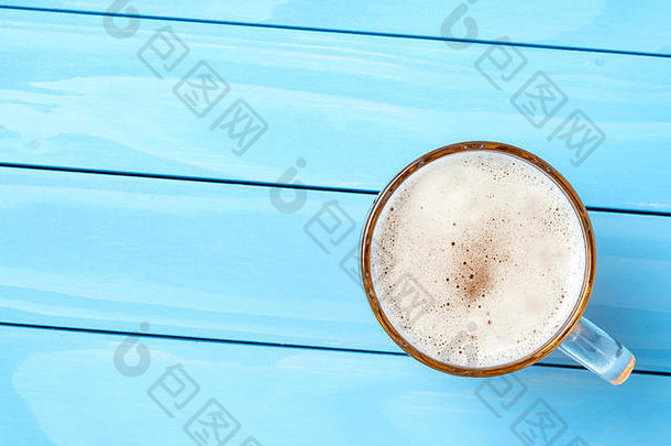 杯子啤酒蓝色的木表格前视图