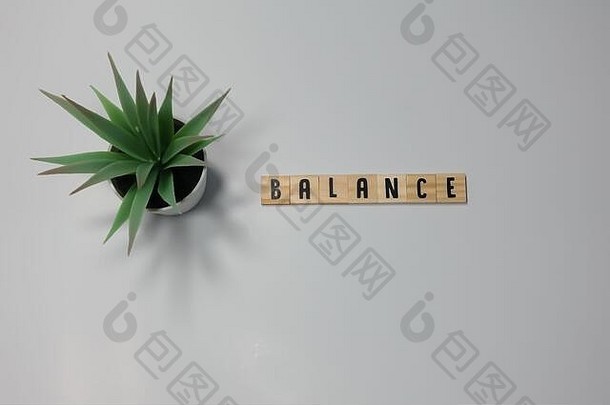 词平衡写木信瓷砖白色背景概念平衡业务金融生活