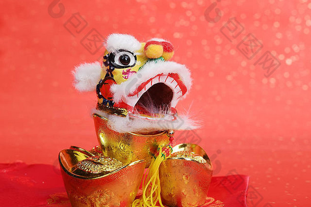 传统的中国人跳舞狮子黄金锭中国人书法翻译好祝福钱