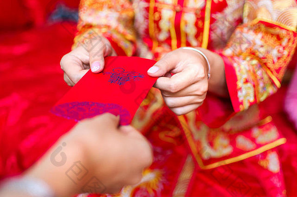 中国人新娘给红色的口袋里幸运的钱婚礼