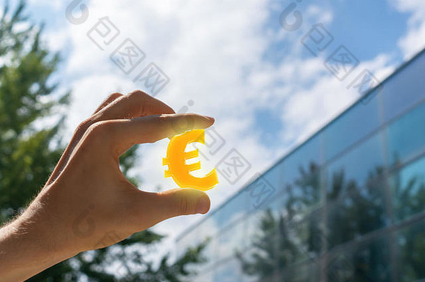 手持有欧元标志钱增加象征概念金融自由