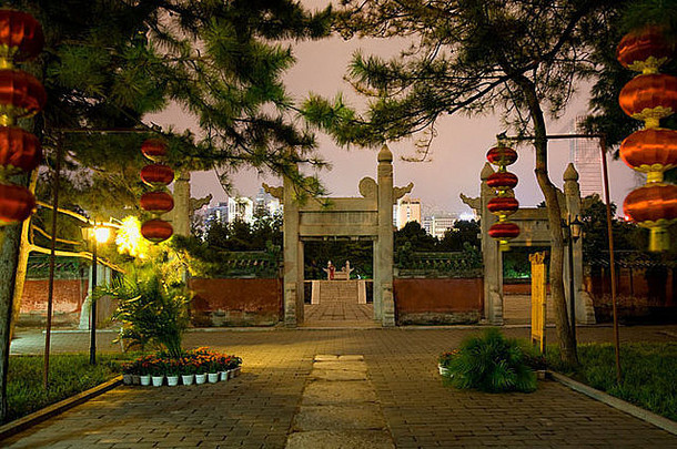 古老的寺庙太阳红色的灯笼石头门坛北京中国晚上拍摄