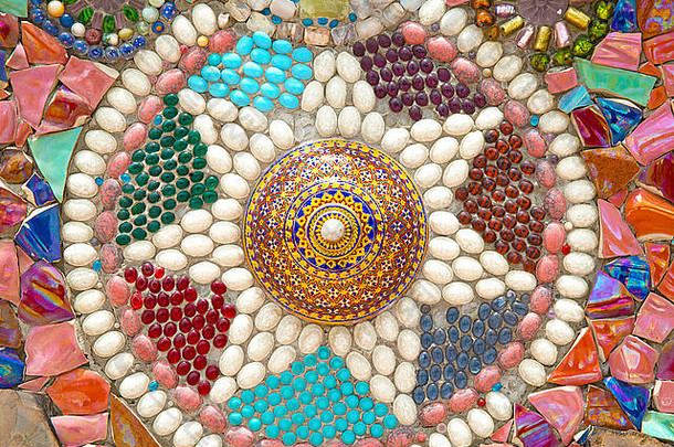 色彩斑斓的马赛克地板上泰国寺庙北