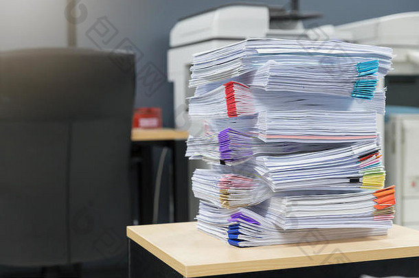 业务金融概念办公室工作桩未完成的文档办公室桌子上堆栈业务纸
