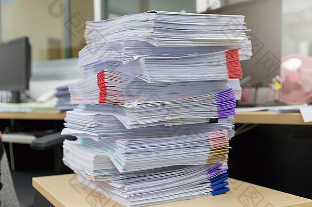 业务金融概念办公室工作桩未完成的文档办公室桌子上堆栈业务纸