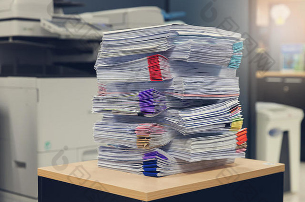 业务<strong>金融</strong>概念办公室工作桩未完成的文档办公室桌子上堆栈业务纸