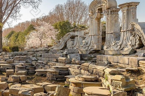 中國北京的圓明園遺址皇宮以及宮殿和花園的