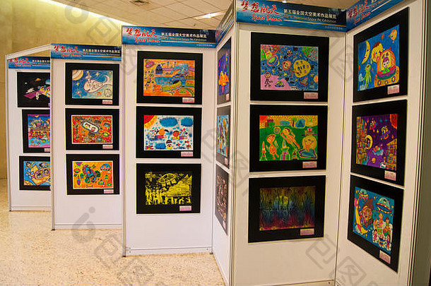 显示孩子们的空间艺术作品国家空间艺术展览北京中国举行牦牛
