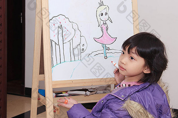 亚洲孩子画白色董事会