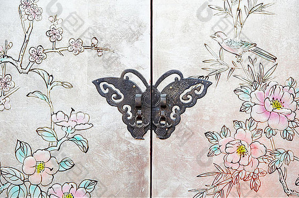 美丽的蝴蝶通过中国人家具