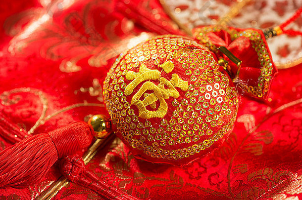 中国人一年装饰幸运的袋红色的背景中国人字符意味着好《财富》杂志标志版权