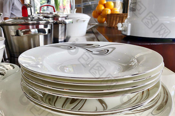 堆栈陶瓷盘子碗勺子中国瓷优雅的白色灰色装饰花模式古董餐具白色表格