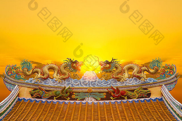 美丽的中国人龙雕像太阳光背景
