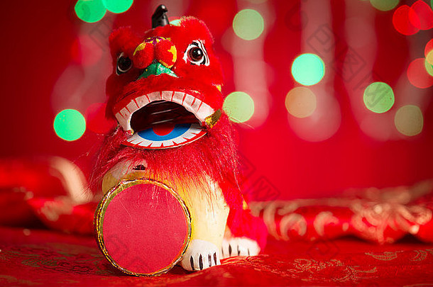 <strong>中国</strong>人一年节日装饰微型跳舞狮子<strong>红</strong>色的闪闪发光的背景