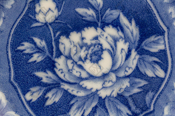 摘要陶瓷蓝色的白色日本花设计陶瓷板背景关闭开销照片