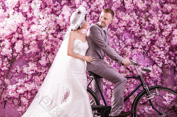 婚礼夫妇墙覆盖粉红色的花