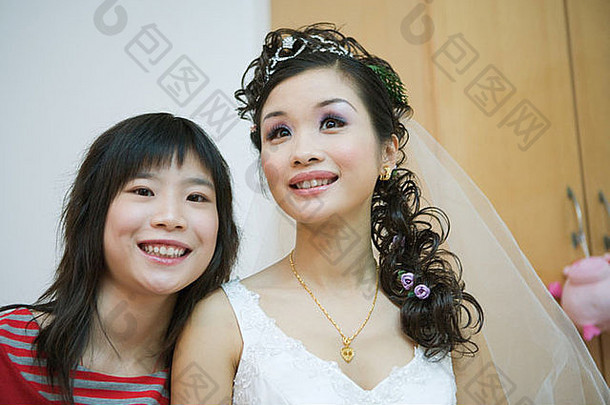 年轻的女人微笑新娘头肩膀肖像