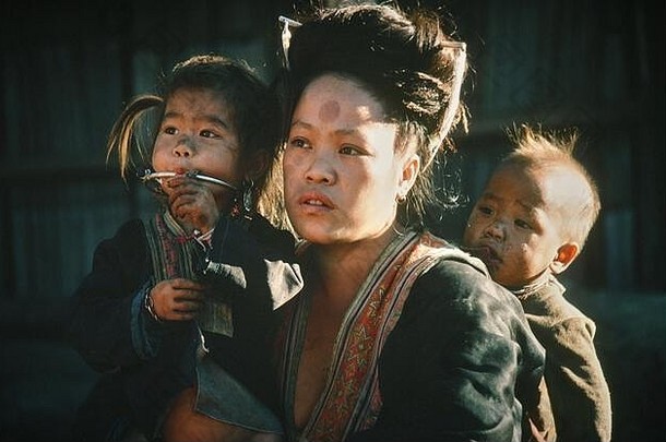 妈妈。苗族苗族部落携带孩子们村北部缅甸