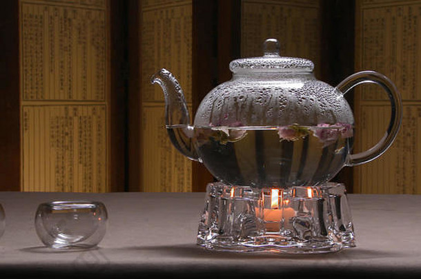 美丽的温暖的图片透明的茶壶水壶美味的绿色黑色的茶表格蜡烛玻璃水壶盛开的花茶木表格站蜡烛中国人茶