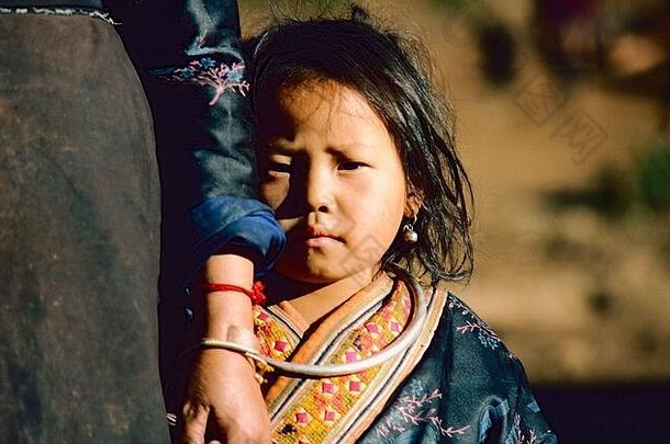 漂亮的年轻的女孩苗族苗族部落北部泰国穿传统的衣服持有母亲手