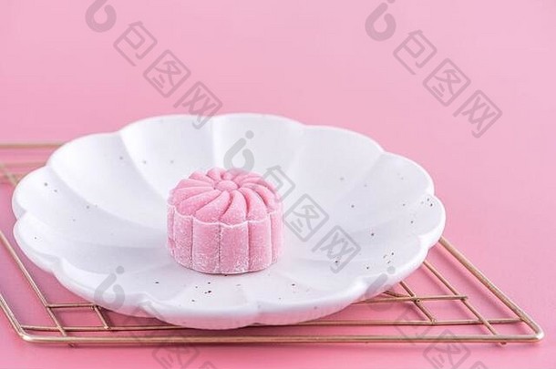 色彩斑斓的雪皮肤月亮蛋糕甜蜜的雪月饼传统的风味极佳的甜点中秋节日柔和的苍白的粉红色的背景关闭生活