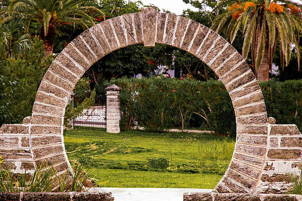 moongate重要的部分百慕大的体系结构被认为是好运气新娘新郎走婚礼一天