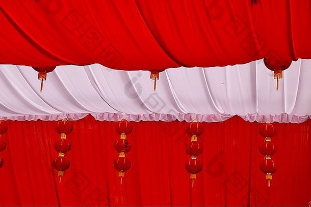 红色的白色帐篷挂红色的灯笼装修接待区域传统的中国人婚礼