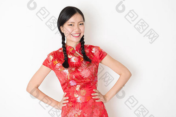 肖像年轻的亚洲女孩传统的旗袍衣服微笑庆祝中国人月球一年春天节日站平原背景