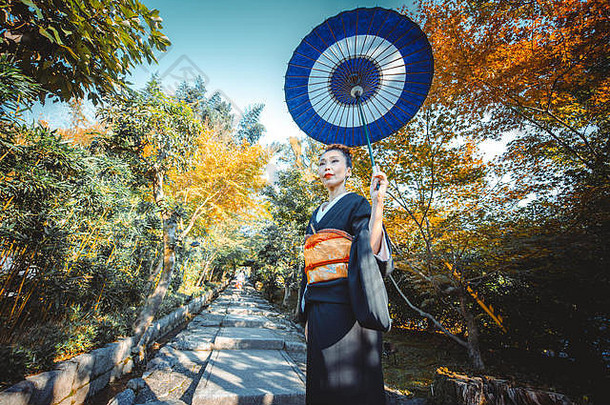 美丽的日本高级女人走村典型的日本传统的生活方式