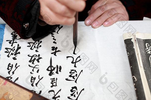 手持有中国刷笔写作中国人字符