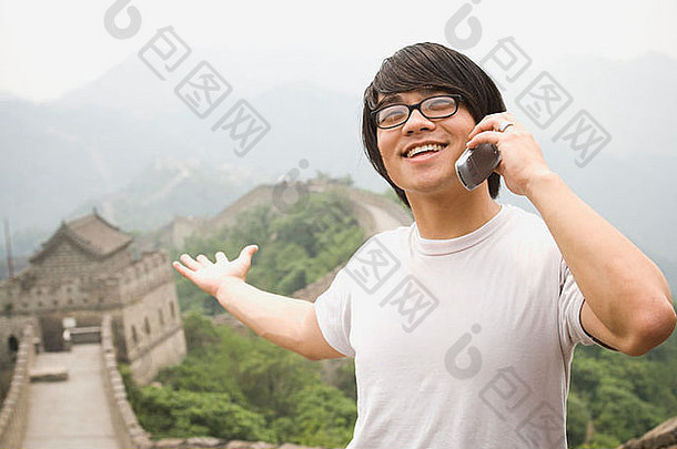 年轻的男人。伟大的墙中国移动电话