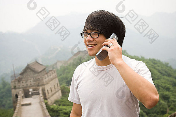 年轻的男人。伟大的墙中国移动电话
