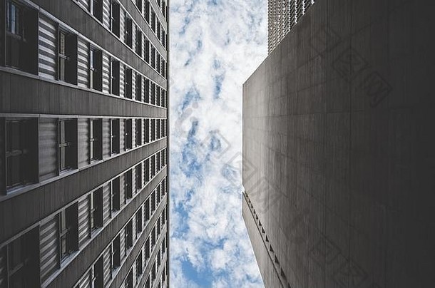 天际线蓝色的天空云反射玻璃建筑直接视图现代金体系结构
