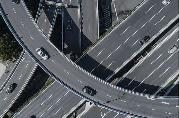 空中视图高速公路天桥城市阳光明媚的一天