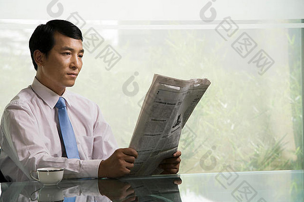 中国人商人阅读报纸