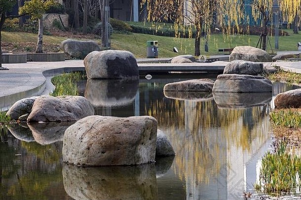 岩石池塘上海公园