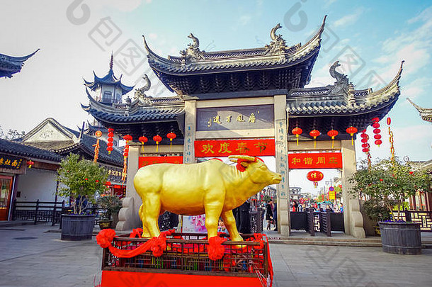 chongyuang寺庙中国金牛雕像站前面美丽的寺庙建筑