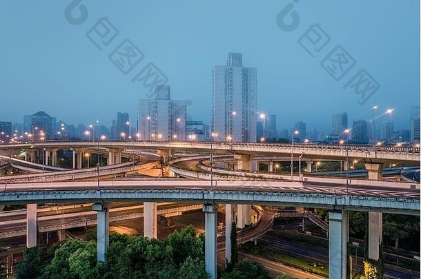 空中视图建筑高速公路上海城市烟雾弥漫的黎明