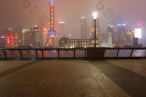 俯瞰lujiazui东方珍珠塔摩天大楼晚上场景