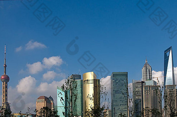 上海浦东视图浦西履行。阳光明媚的一天白色云蓝色的天空