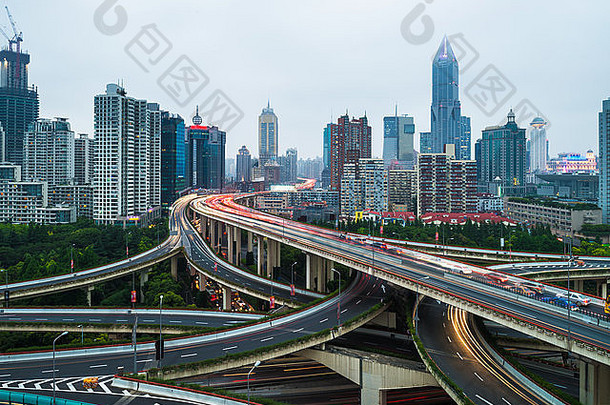 空中视图上海高架桥晚上严重的交通交通拥堵