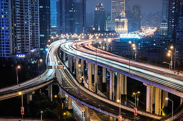 空中视图上海高架桥晚上严重的交通交通拥堵